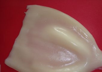 1. Этап. Кальмары в воке: Кальмаров чистим, моем и убираем бумажным полотенцем лишнюю влагу.