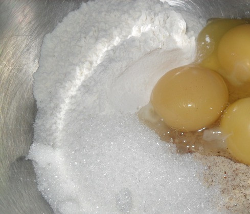 1. Этап. Торт Улыбка Шрека: 1. Сделаем ореховый бисквит. 60 г молотого миндаля смешать с 60 г сахара и 60 г муки. Добавим одно яйцо и два желтка без белков. Тщательно смешаем.