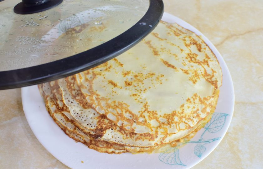 1. Этап. Блины на сливках: Готовые блинчики складывайте друг на друга и накрывайте крышкой, чтобы они не высыхали.