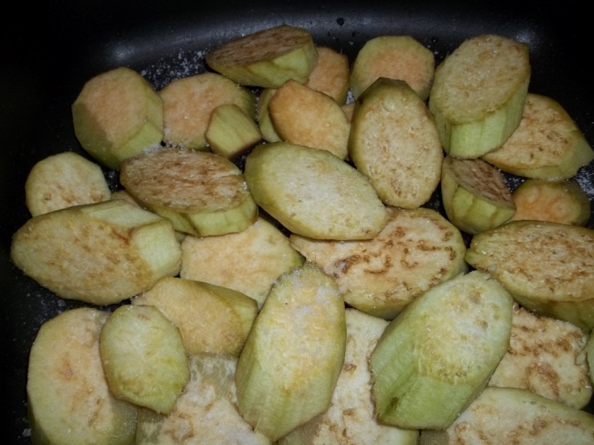 1. Этап. Икра баклажанная по-грузински: Баклажаны очистить от кожуры, нарезать и положить в сковороду. Налить масла, сверху посыпать солью и жарить 15 минут на среднем огне.