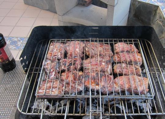 1. Этап. Шашлык из свиных ребрышек: Через 1-12 часов вынимаем кастрюлю из холодильника и даем мясу «согреться» минут 20-30, после чего нанизываем его на шампуры вдоль косточки или кладем на решетку, солим и запекаем на углях, периодически поливая кефиром, разведенным с водой, квасом, вином и т.д.