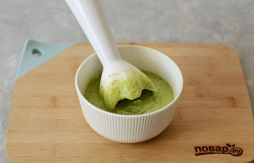 1. Этап. Гаспачо из огурцов: Измельчите рукколу, мяту, огурцы и авокадо вместе с оливковым маслом до однородного пюре. Добавьте лимонный сок, соль и черный молотый перец по вкусу.