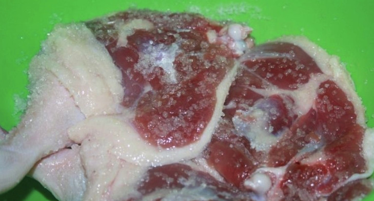 1. Этап. Утиные ножки в духовке: Для начала утиные ножки нужно хорошенько вымыть и просушить при помощи бумажного полотенца. Затем понадобятся 2 столовые ложки крупной соли. Натрите ею ножки. Теперь мясо с солью необходимо накрыть плёнкой или другой тарелкой и отправить в холодильник минимум на 12 часов.