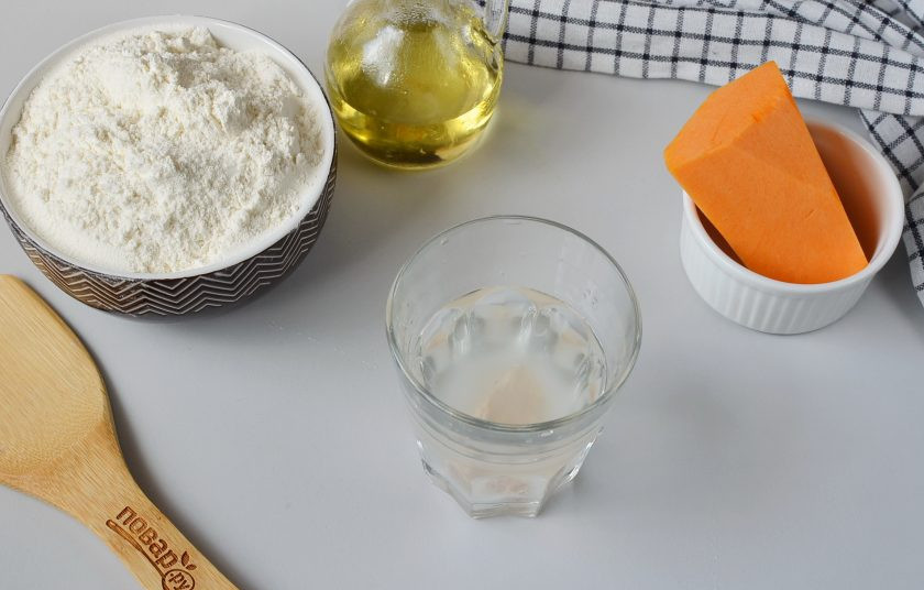 1. Этап. Хлеб с тыквой: В теплой воде (38-40 градусов) растворите дрожжи.