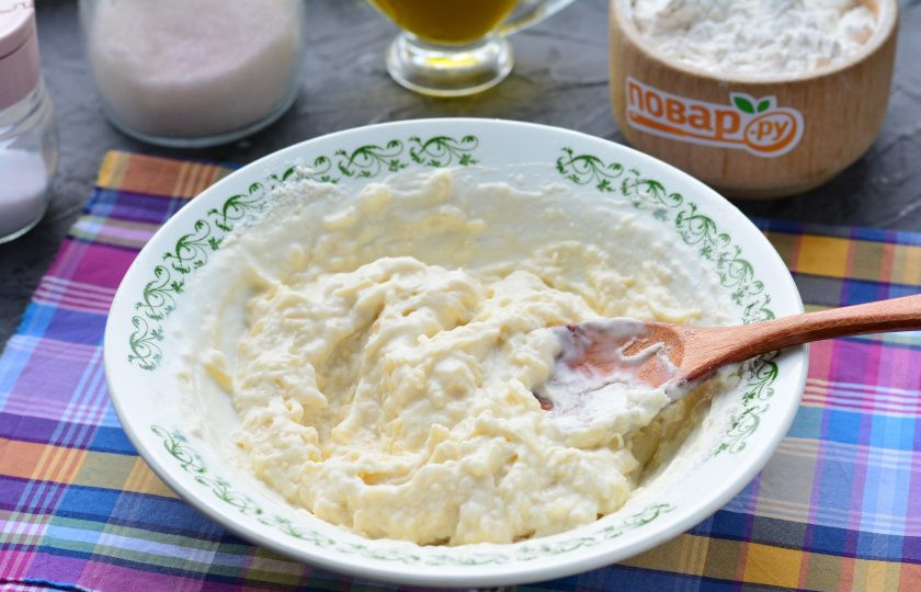 1. Этап. Оладьи с сыром на кефире: Перемешайте тесто, чтобы не было комочков. Тесто будет густоватым.