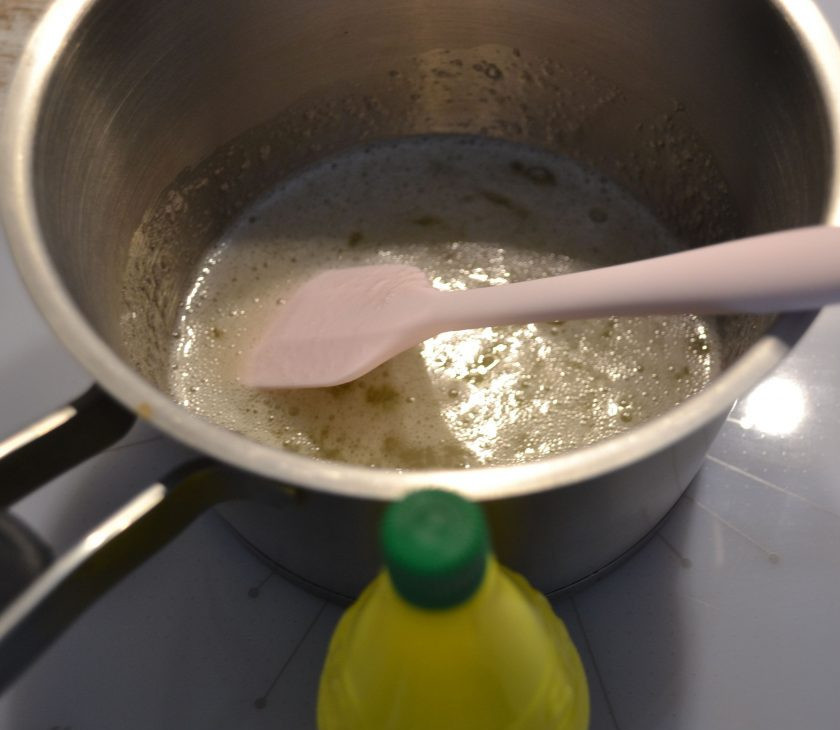 1. Этап. Капкейки с соленой карамелью: Добавьте к нагретой массе лимонный сок.