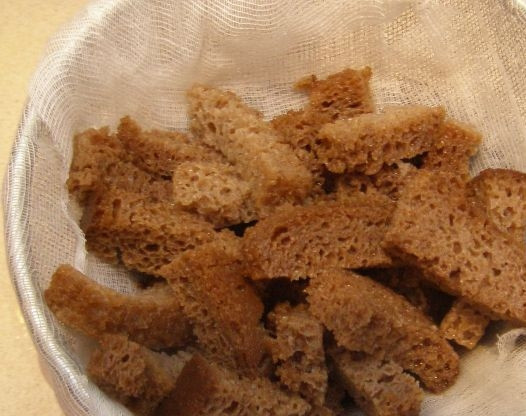 1. Этап. Квас в домашних условиях из хлеба: 4. Обычно такой квас в домашних условиях из хлеба созревает на третьи сутки. Процеживаем его, откидываем хлеб и полученную гущу (это будет наша закваска для следующего раза), а квас переливаем в банки или бутылки.