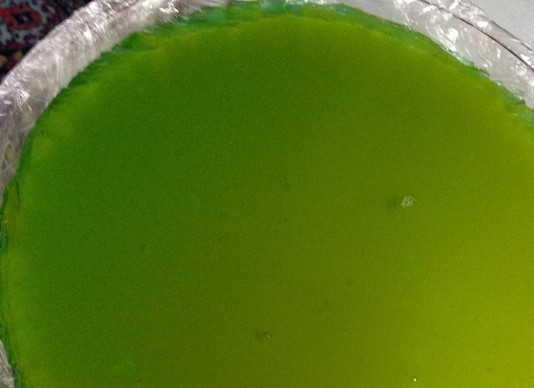 1. Этап. Желейный торт без выпечки: Заливаем торт вторым слоем желе. Оставляем в холодильнике еще на 4 часа.