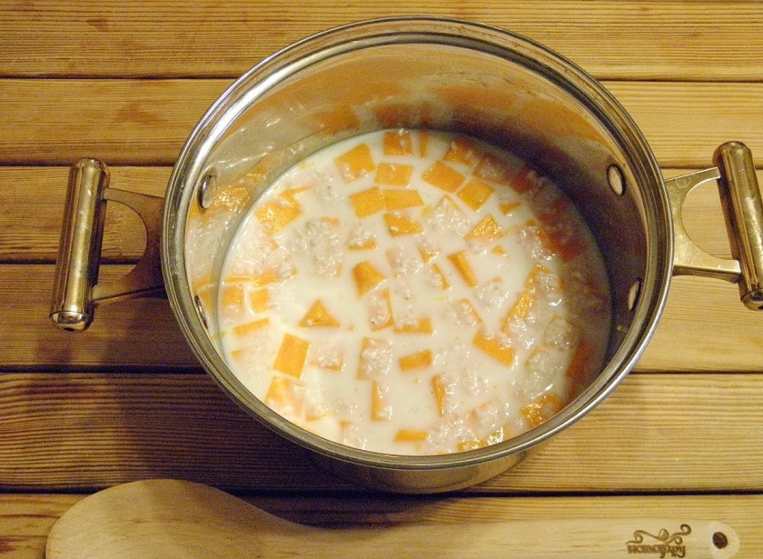 1. Этап. Каша из тыквы традиционная: В эту же кастрюльку добавим промытый рис.