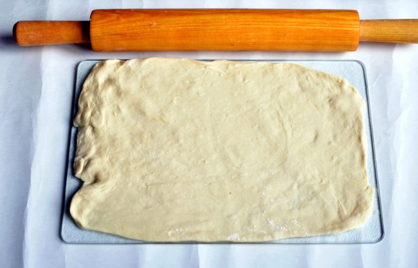 1. Этап. Штрули: Разделите тесто на части и раскатайте каждую в пласт толщиной около сантиметра.