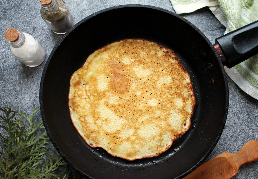 1. Этап. Вкусные блины с легким: Сковороду разогрейте на среднем огне, смажьте растительным маслом и налейте немного теста, распределяя по всему дну сковороды. Пеките блины с двух сторон до золотистой корочки, снимите в тарелку. Испеките так все блинчики.