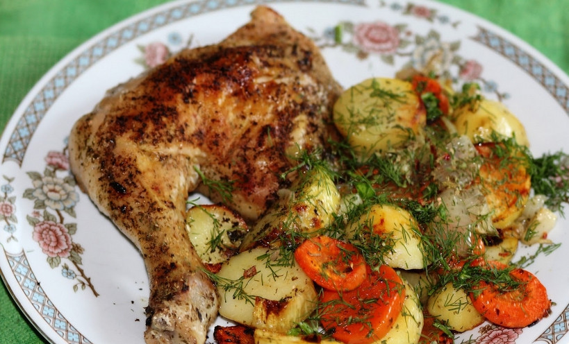 1. Этап. Куриные окорочка с картошкой в духовке: Присыпаем блюдо свежей зеленью, подаем его к столу. Приятного аппетита!