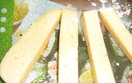 1. Этап. Cырные палочки в панировке: Сыр нарежьте брусками среднего размера. Сделайте кляр из муки, яиц и молока. Обваляйте сыр в муке, потом в кляре и в овсяных хлопьях. Хлопья, если они цельные и крупные, я советую немного измельчить. Не до состояния муки, конечно, но чтобы были мелкие кусочки.