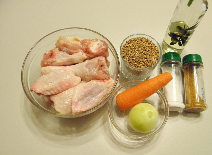 1. Этап. Курица с гречкой в мультиварке: Подготовьте продукты. У меня была целая тушка курицы, я вырезала грудку и спинку, убрала, остальные части порубила на куски.