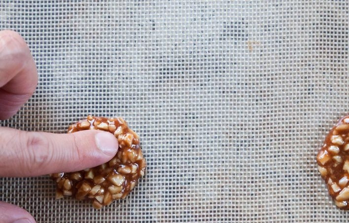 1. Этап. Миндально-шоколадное печенье: 7. Выложите печенье ложкой на противень и придайте ему форму круга, чтобы тесто не липло к рукам, смочите пальцы в воде.