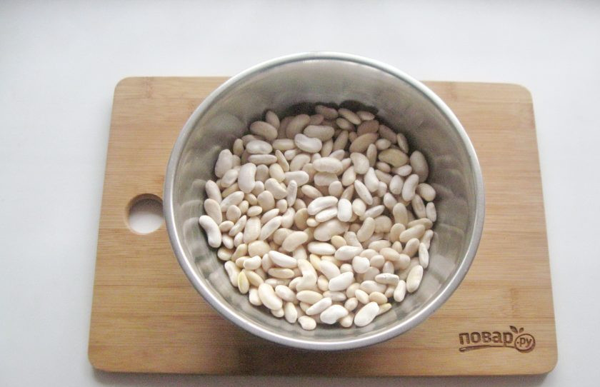1. Этап. Суп из фасоли с индейкой: Фасоль тщательно помойте и залейте холодной водой на несколько часов, а лучше на ночь.