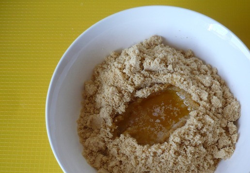 1. Этап. Творожный десерт: В измельчённую крошку вылить растопленное сливочное масло, всё тщательно перемешать.