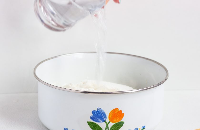 1. Этап. Лепешки без яиц: Муку просейте и перемешайте с солью. Количество соли берите на свой вкус, любите вы более пресные или соленые лепешки. Влейте горячую воду!