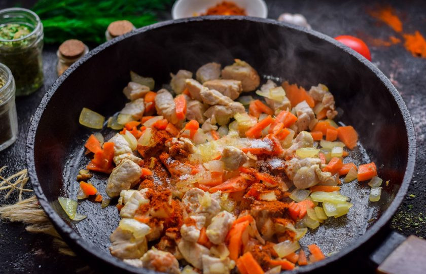 1. Этап. Макароны по-татарски: Сковороду разогрейте, добавьте масло, выложите овощи и мясо. Жарьте все ингредиенты 4-5 минут.