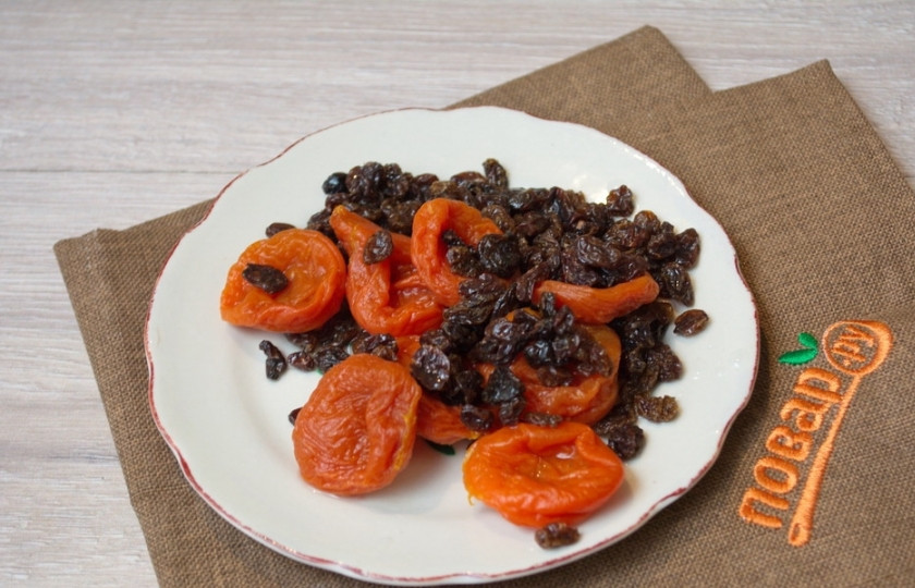 1. Этап. Кулич пасхальный в хлебопечке: Хлебопечка будет выдерживать продукты, чтоб они достигли единой температуры. В первые 10 минут нужно подготовить сухофрукты. Моя хлебопечка с диспенсером. Это позволяет закинуть продукты вовремя. Сухофрукты уложите в диспенсер. Курагу я нарезала соломкой. Если диспенсера нет, через 30 минут после замеса закиньте сухофрукты в хлебопечку. Или нажмите 