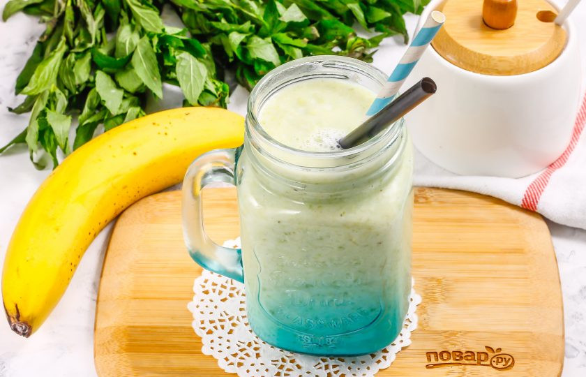 1. Этап. Смузи с авокадо и бананом: Перелейте приготовленный напиток в коктейльную банку или в стаканы, подайте к столу сразу же после приготовления.