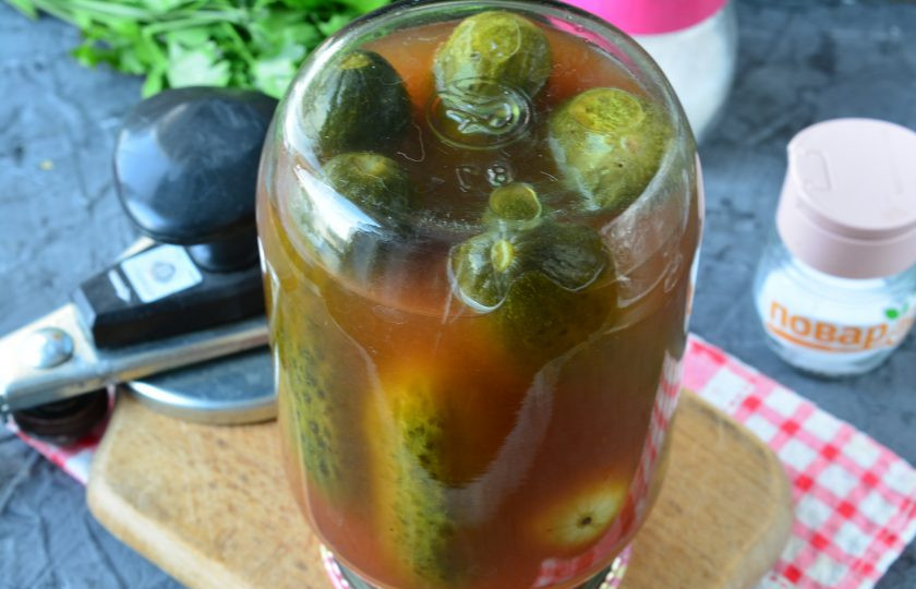 1. Этап. Огурцы в остром соусе на зиму: Огурцы простерилизуйте в кастрюле 8 минут, затем закатайте крышками и утеплите до полного остывания.