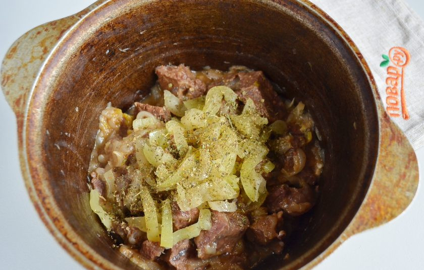 1. Этап. Чашушули по-грузински из говядины: 5. Добавьте болгарский перец, специи (хмели-сунели, уцхо-сунели, перец красный молотый). Протушите пару минут.