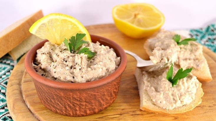 1. Этап. Закуска из рыбных консервов: Подавайте закуску в холодном виде. Лучше всего она подходит для бутербродов. Приятной дегустации!