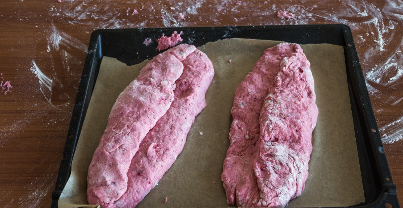 1. Этап. Штоллен с пьяной вишней: Осторожно перенесите штоллены на противень, выстеленный бумагой для выпечки, прикройте салфеткой и оставьте для подхода на 15-20 мин. Поставьте противень в духовку и выпекайте штоллены 15 минут, затем снизьте температуру духовки до 170 ˚С и выпекайте еще 30-35 минут, до готовности. Достаньте штоллены из духовки и немного остудите на решетке, прикрыв салфеткой. Растопите 100 г сливочного масла и щедро смажьте теплые штоллены при помощи кисточки. Обильно посыпьте штоллены сахарной пудрой. Полностью остудите. Готовые штоллены заверните в пергамент, а затем в фольгу и оставьте созревать на 1-2 недели в темном месте.