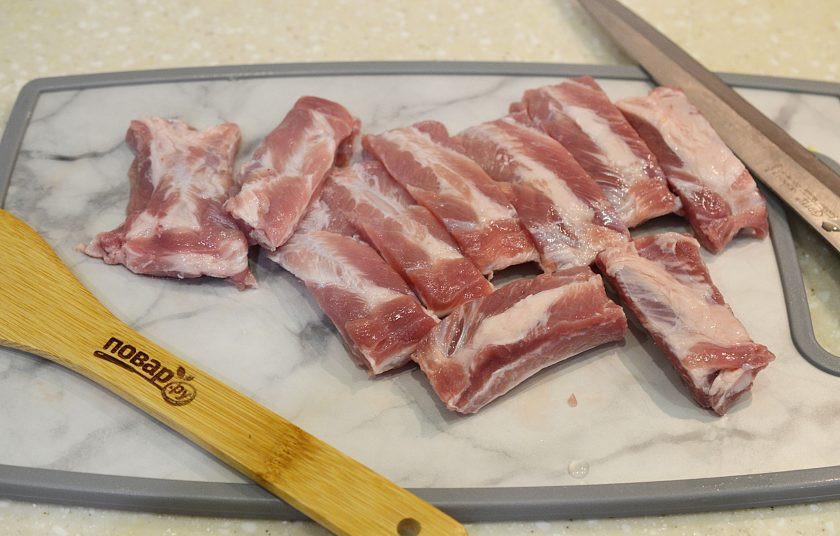 1. Этап. Свиные ребрышки в маринаде: 1. Ребра помойте, разрежьте по одному ребрышку.