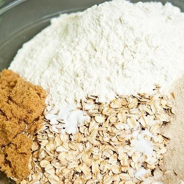 1. Этап. Шотландское овсяное печенье: 1. Смешать муку, овсяные хлопья, коричневый сахар, белый сахар, соль и соду в большой миске.