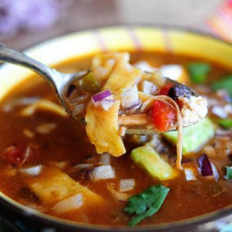 Куриный суп с кукурузными лепешками