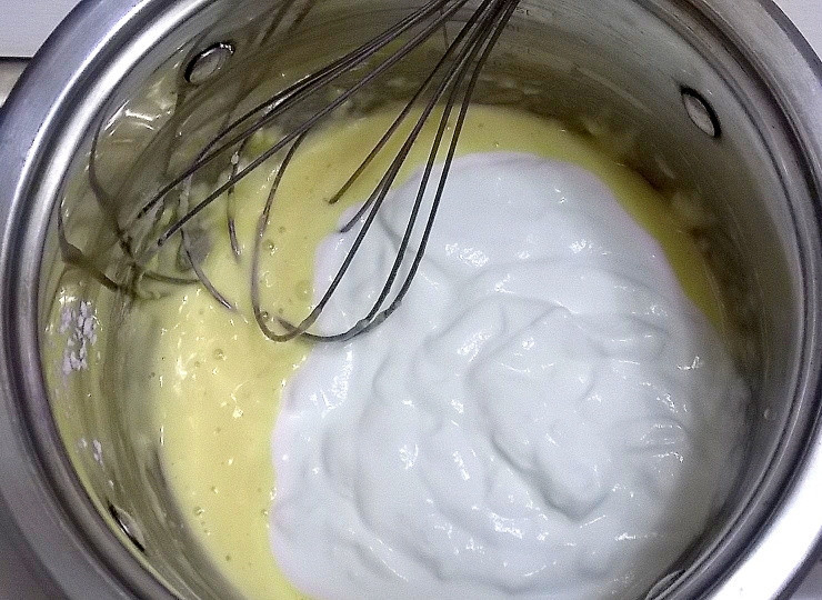 1. Этап. Армянский суп Спас: Добавьте мацони и перемешайте.