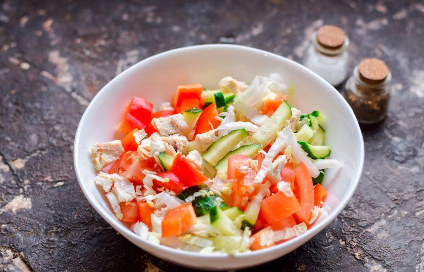 1. Этап. Салат Яркий праздник с курицей: Заправьте салат ложкой масла, перемешайте все и подавайте к столу.