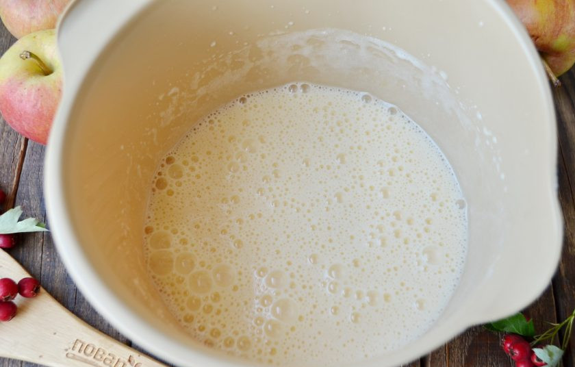 1. Этап. Шоколадная шарлотка с яблоками: Тонкой струйкой влейте растопленное масло, продолжая работать миксером.