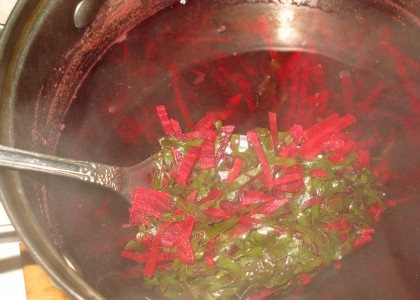 1. Этап. Свекольник с ботвой: Ботву добавить в еще горячий отвар свеклы.