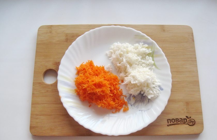 1. Этап. Салат Генеральский с редькой: Редьку и морковь очистите, помойте и натрите оба овоща на терке.