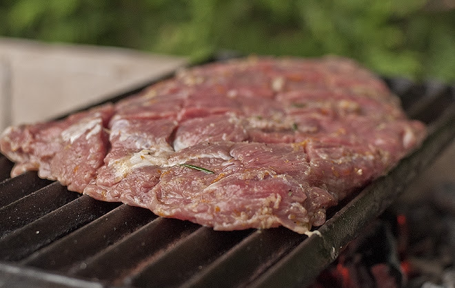 1. Этап. Стейк из пашины: 7. Последний этап — непосредственно жарка. Чтобы получить мясо средней прожарки, достаточно 4-5 минут с каждой стороны. Ориентироваться, безусловно, нужно на свой вкус.