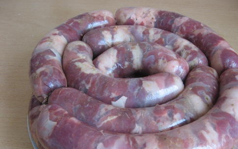 1. Этап. Домашняя колбаса из свинины: 6. Чтобы дать выход лишнему пару и жидкости необходимо сделать небольшие проколы. Теперь колбаску можно отправить в разогретую духовку, предварительно налив на дно противня немного воды. Также колбасу можно обжарить на сковороде при желании. Вот и все, теперь вы знаете, как сделать домашнюю колбасу из свинины и можете повторить этот процесс самостоятельно.