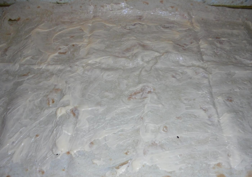 1. Этап. Лаваш с тунцом консервированным: 1. Обычный тонкий армянский лаваш разворачиваю на столе, смазываю его тонким слоем майонеза, чтобы начинка была более сочной.