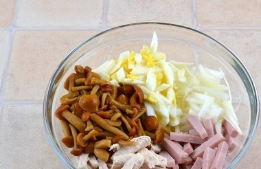 1. Этап. Куриный салат с ветчиной и опятами: Все ингредиенты переложите в салатник. Добавьте к ним опята, с которых следует предварительно слить жидкость. Добавьте по вкусу соль и специи, заправьте салат майонезом. Выложите его на блюдо, украсив листьями салата и дольками помидоров.