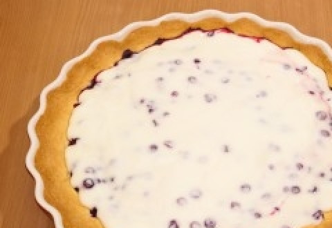 1. Этап. Вкусный пирог с брусникой: 8. Как только достали пирог из духовки — залейте его сметанным кремом.