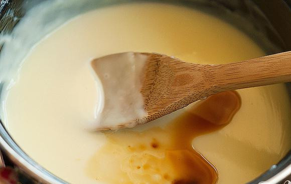 1. Этап. Пирог со сливочным кремом: 3. Снять сливочный крем с огня и смешать с ванильным экстрактом.