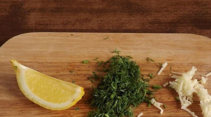 1. Этап. Салат Морское дно: Для заправки вам понадобится долька лимона или лайма. Также вымойте и измельчите зелень свежего укропа, очистите чеснок и пропустите его через пресс или же натрите на мелкой терке.