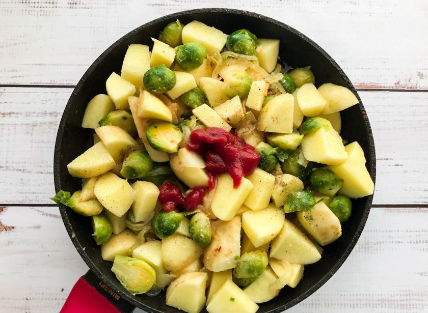 1. Этап. Тушеная брюссельская капуста с картошкой: Все хорошо перемешайте, посолите, добавьте томатную пасту, налейте немного воды и тушите 30-40 минут на среднем огне.