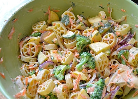 1. Этап. Овощной салат с макаронами: Перемешиваем.