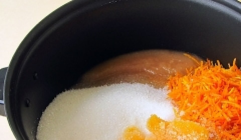 1. Этап. Варенье из мандаринов и яблок: Верните пюре в кастрюлю, добавьте сахар, цедру и дольки мандаринов.