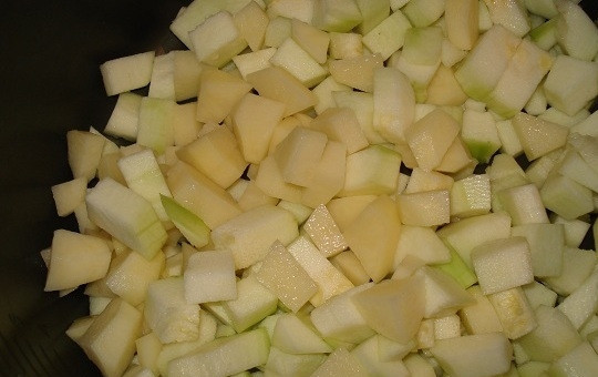1. Этап. Тушеная картошка с овощами в мультиварке: Картофель и кабачок почистите, а потом нарежьте овощи мелкими кубиками. Выложите их в чашу мультиварки.