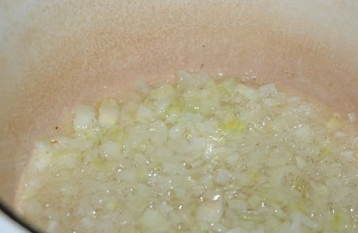 1. Этап. Куриные крылышки в сметане: 6. На сковороду с толстым дном или в сотейник налить немного растительного масла (буквально чуточку) и отправить туда лук.