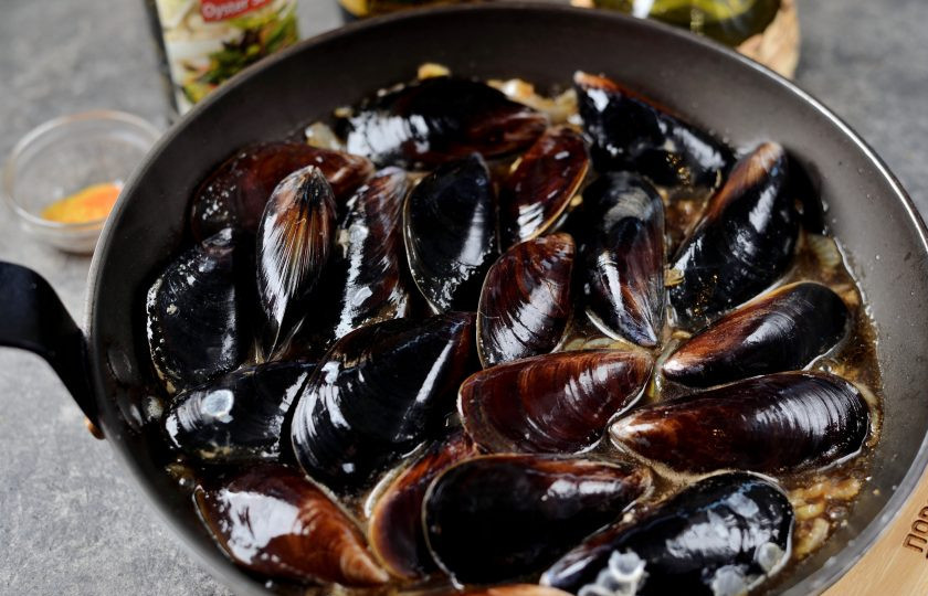 1. Этап. Мидии в устричном соусе: Выложите мидии в подливу, накройте сковороду крышкой и готовьте на умеренном огне минут 5-7.